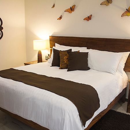 Casa Ticul Hotel Boutique - 5Th Ave (Adults Only) Playa del Carmen Buitenkant foto A bed with a bed runner