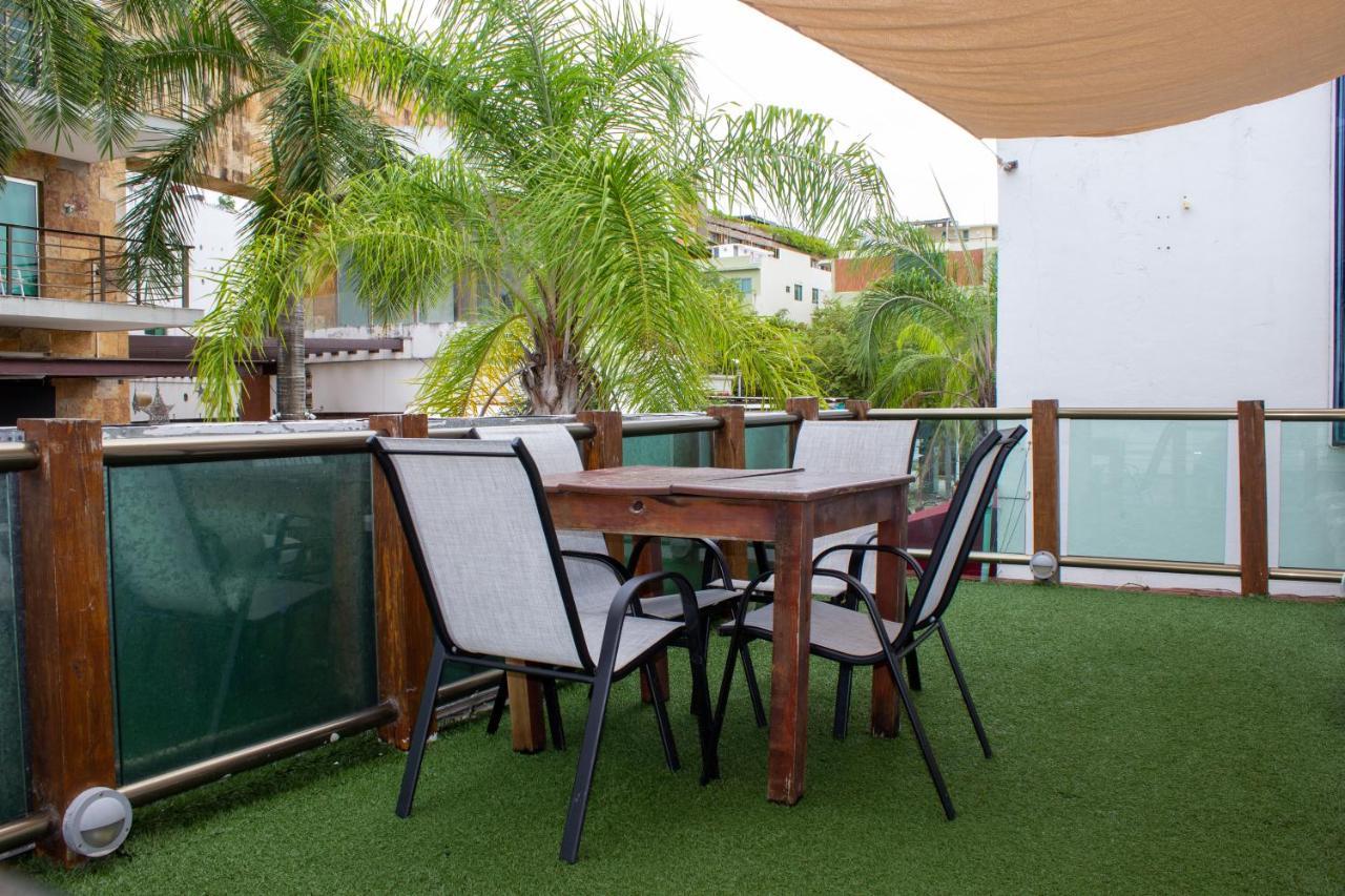 Casa Ticul Hotel Boutique - 5Th Ave (Adults Only) Playa del Carmen Buitenkant foto Artificial grass on a balcony