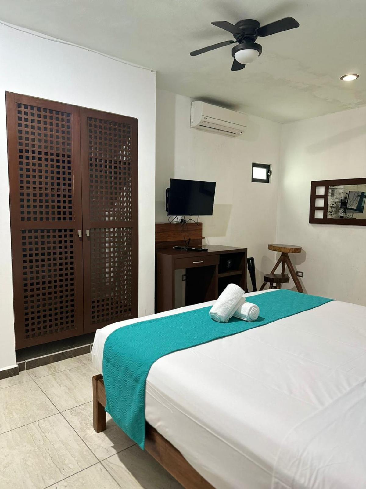 Casa Ticul Hotel Boutique - 5Th Ave (Adults Only) Playa del Carmen Buitenkant foto A room at the hotel