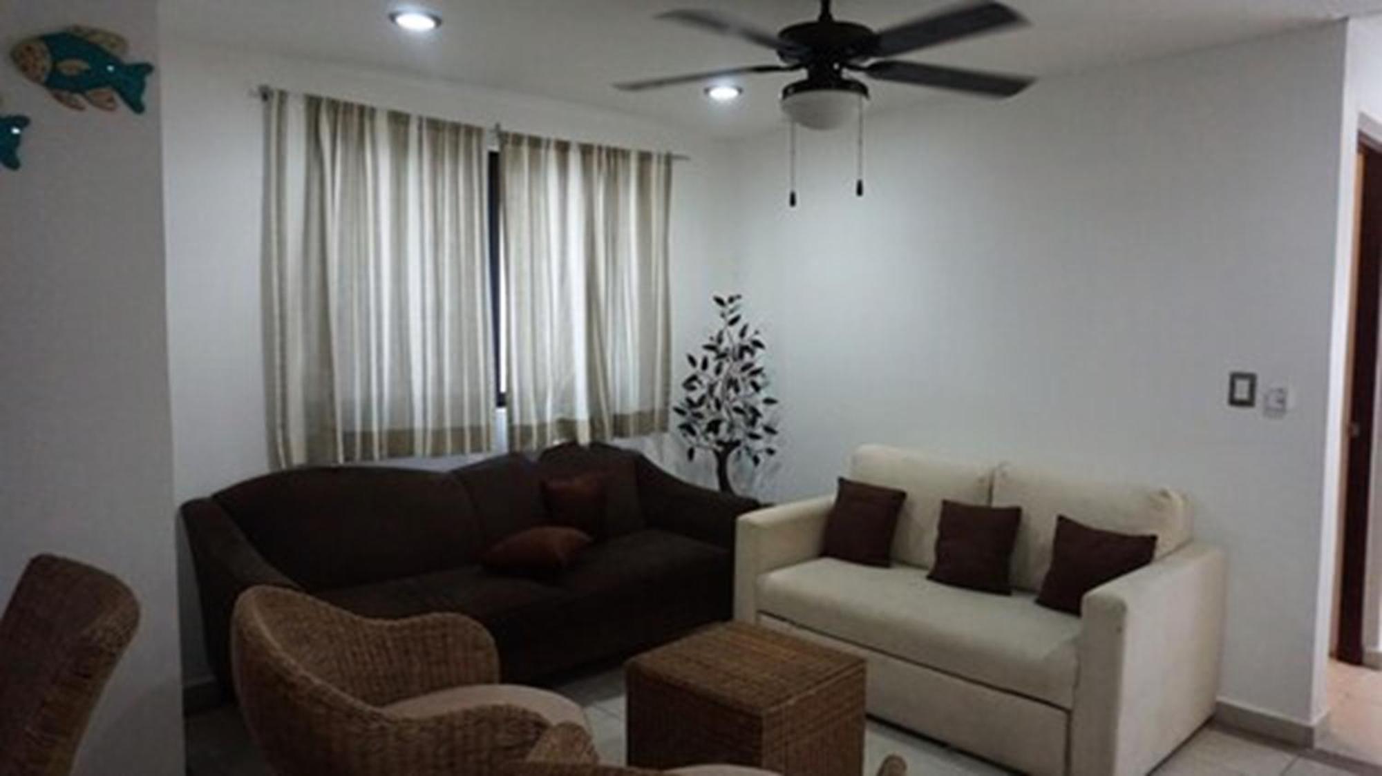 Casa Ticul Hotel Boutique - 5Th Ave (Adults Only) Playa del Carmen Buitenkant foto A living room with a ceiling fan